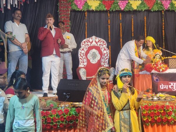 कांग्रेस नेता त्रिलोक श्रीवास  निरतू तखतपुर में पांच कुंडीय महायज्ञ एवं भागवत कथा में शामिल हुए