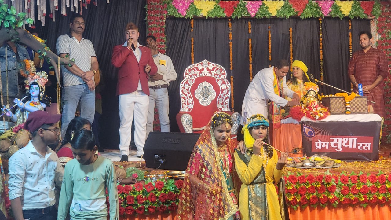 कांग्रेस नेता त्रिलोक श्रीवास  निरतू तखतपुर में पांच कुंडीय महायज्ञ एवं भागवत कथा में शामिल हुए