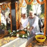 शांति बगिया पहुंच कर मुख्यमंत्री श्री भूपेश बघेल ने पूर्व गृह मंत्री शहीद स्व.श्री नंदकुमार पटेल को दी श्रद्धांजलि