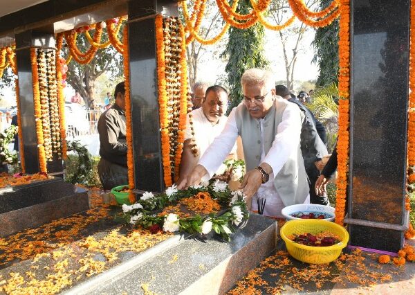 शांति बगिया पहुंच कर मुख्यमंत्री श्री भूपेश बघेल ने पूर्व गृह मंत्री शहीद स्व.श्री नंदकुमार पटेल को दी श्रद्धांजलि