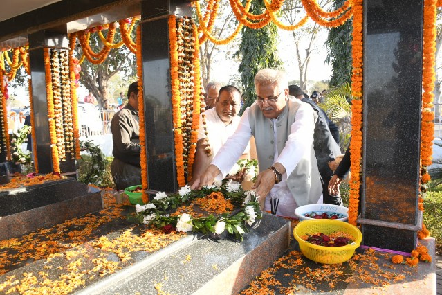 शांति बगिया पहुंच कर मुख्यमंत्री श्री भूपेश बघेल ने पूर्व गृह मंत्री शहीद स्व.श्री नंदकुमार पटेल को दी श्रद्धांजलि