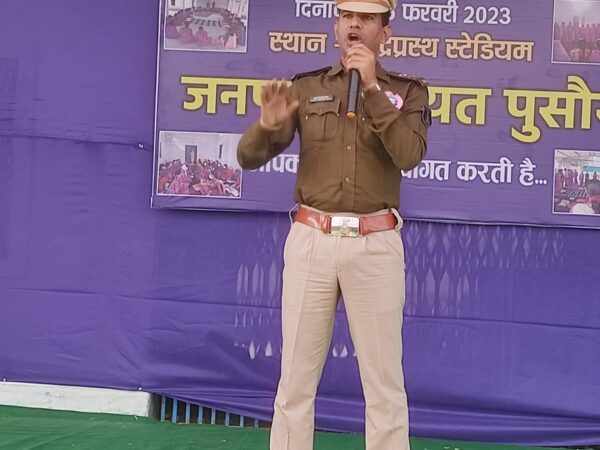 साइबर सेल प्रभारी कमल किशोर पटेल महिला अधिवेशन कार्यक्रम में दिए साइबर क्राइम से बचाव जानकारी..