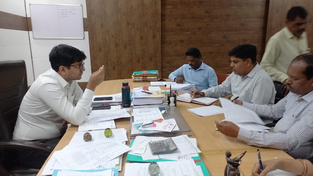 जल पर नहीं पटाने वालों का कटेगा नल कनेक्शन-कमिश्नर मिश्रा0 कमिश्नर  संबित मिश्रा ने ली राजस्व विभाग की समीक्षा बैठक