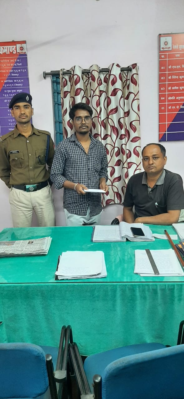 हजारों के 13 ई टिकटो के साथ एक युवक रेसुब के हत्थे चढ़ा