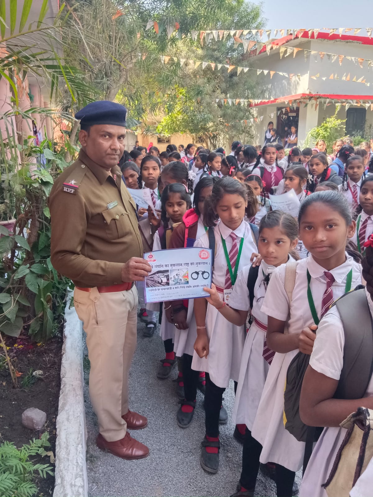 रेलवे सुरक्षा बल  भाटापारा ने ट्रेनों में पथराव रोकने हेतु छेड़ा अभियान, वन्दे भारत एवं अन्य ट्रेनों में लगातार हो रही पथराव की घटना