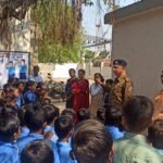 RPf रायपुर निरीक्षक एम.के.मुखर्जी ने स्कूली बच्चों को गाड़ियों में पत्थरबाजी न करने  जागरूक किया