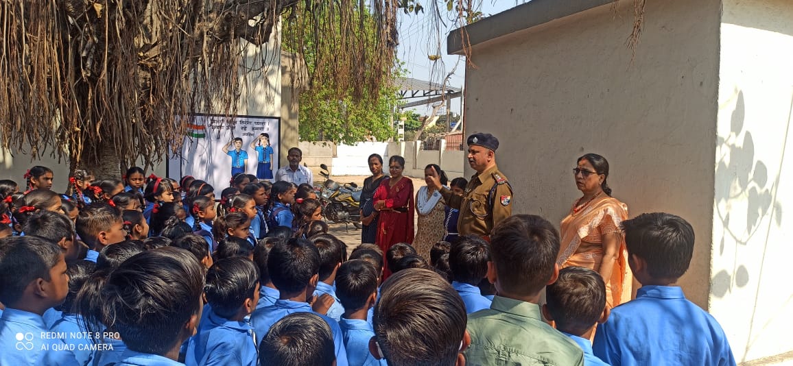 RPf रायपुर निरीक्षक एम.के.मुखर्जी ने स्कूली बच्चों को गाड़ियों में पत्थरबाजी न करने  जागरूक किया