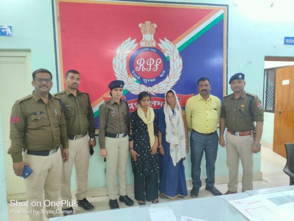 घर से भागी लड़की को रेसुब बिलासपुर ने पुलिस थाना पाली उमरिया (म.प्र.) को उनके माता-पिता को सौंपा