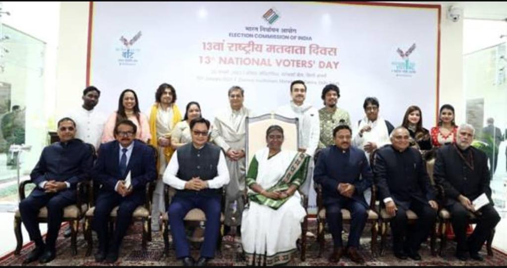 भारत के चुनाव आयोग को समर्पित सुभाष घई के गीत, ‘मैं भारत हूँ’ ने एक और शानदार उपलब्धि हासिल की है; अब सिनेमाघरों के साथ ही साथ भारत के तमाम रेलवे स्टेशन्स पर भी सुना जा सकेगा