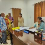 जनदर्शन में कलेक्टर डॉ.सिद्दीकी से मिलकर लोगों ने रखी अपनी समस्याएं<br>कलेक्टर ने आवेदनों के त्वरित निराकरण के लिए अधिकारियों को दिए निर्देश