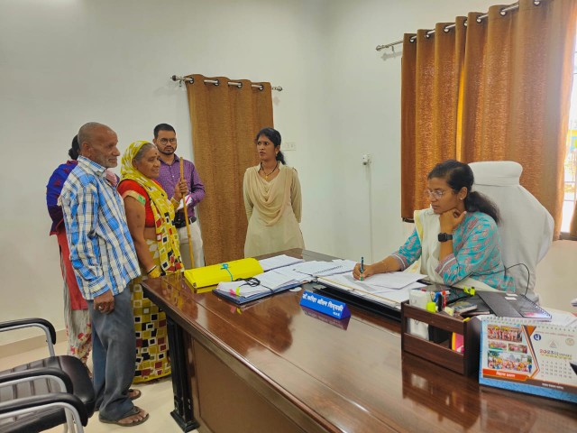 जनदर्शन में कलेक्टर डॉ.सिद्दीकी से मिलकर लोगों ने रखी अपनी समस्याएंकलेक्टर ने आवेदनों के त्वरित निराकरण के लिए अधिकारियों को दिए निर्देश