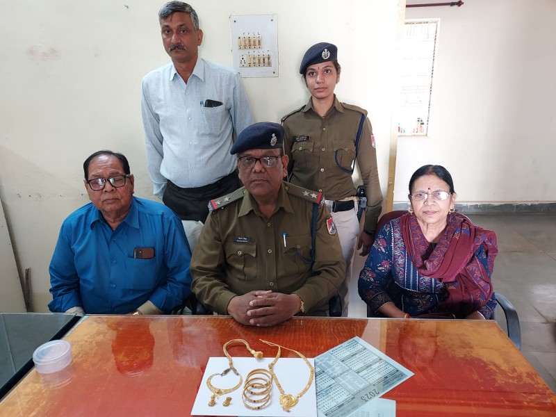 अनुपपुर रेसुब की ईमानदार छवि को यात्री ने किया सेल्यूट रेसुब ने ट्रेन से बरामद कर उमरिया के यात्री को 5 लाख का सोना  किया सूपुर्द