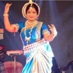 डॉ श्रीमती पूर्णाश्री राउत की अचंभित कर देने वाले भाव भंगिमा युक्त ओडिसी नृत्य से दर्शकों को मंत्र मुग्ध किया, डॉ पूर्णाश्री राउत ने दृष्टि बाधितो के लिए ब्रेल लिपि में श्री ओडिसी प्रज्ञा लेखन एवं नृत्य शिल्पी नामक किताब की रचना की