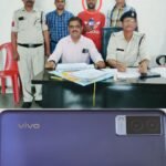 ऑपरेशन “यात्री सुरक्षा” के तहत, रेसुब रायपुर व जीआरपी द्वारा मोबाइल उड़ाने वाले 1 शातिर चोर को  मोबाइल फोन के साथ गिरफ्तार किया
