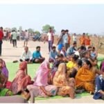 हैवी वाहन की चपेट में लेकर 6 बच्चीयों को किया घायल दो ने दम तोड़ा ग्रामीणों ने किया चक्का जाम मृतकों के परिजनों को मिली सहायता राशि तब खुला चक्का जाम