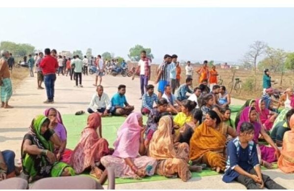 हैवी वाहन की चपेट में लेकर 6 बच्चीयों को किया घायल दो ने दम तोड़ा ग्रामीणों ने किया चक्का जाम मृतकों के परिजनों को मिली सहायता राशि तब खुला चक्का जाम