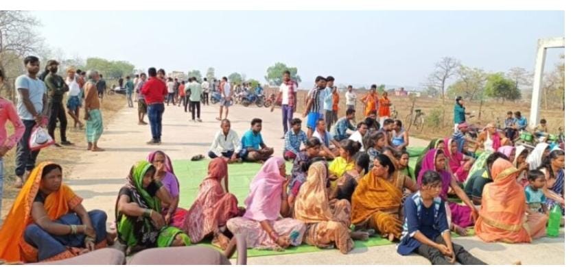 हैवी वाहन की चपेट में लेकर 6 बच्चीयों को किया घायल दो ने दम तोड़ा ग्रामीणों ने किया चक्का जाम मृतकों के परिजनों को मिली सहायता राशि तब खुला चक्का जाम
