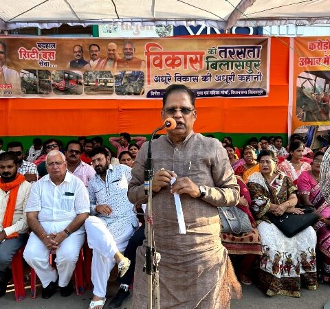 बदहाल सिटी बस सेवा के विरोध में ओल्ड बस स्टैंड में धरने पर बैठे पूर्व मंत्री अमर अग्रवाल…. भरोसा लूटने वाली भूपेश सरकार को बताया विकास विरोधी