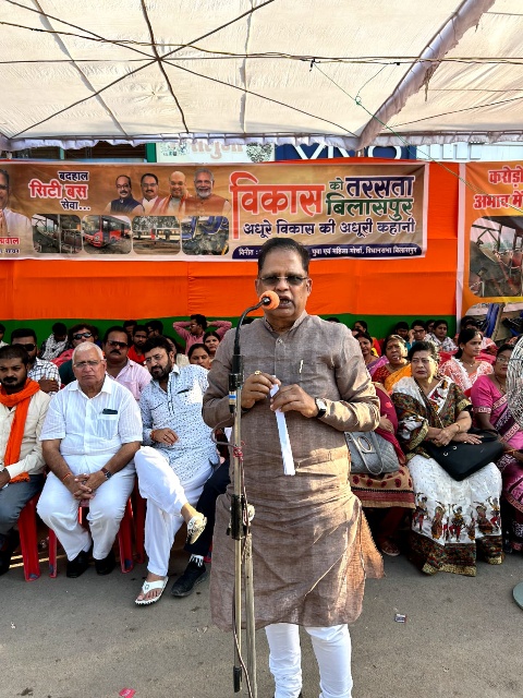 बदहाल सिटी बस सेवा के विरोध में ओल्ड बस स्टैंड में धरने पर बैठे पूर्व मंत्री अमर अग्रवाल…. भरोसा लूटने वाली भूपेश सरकार को बताया विकास विरोधी