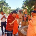 बिलासपुर रेल जोन के जी एम आलोक कुमार एवं डीआरएम प्रवीण पाण्डेय ने की कल्याण आश्रम में महाराज जी से मुलाकात