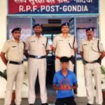 गोंदिया बरौनी एक्सप्रेस से एक यात्री का मोबाइल चुराकर भाग रहे शातिर चोर को ट्रेन एस्कॉर्ट ड्यूटी कर रहे आरपीएफ गोंदिया के जवानों ने दबोचा