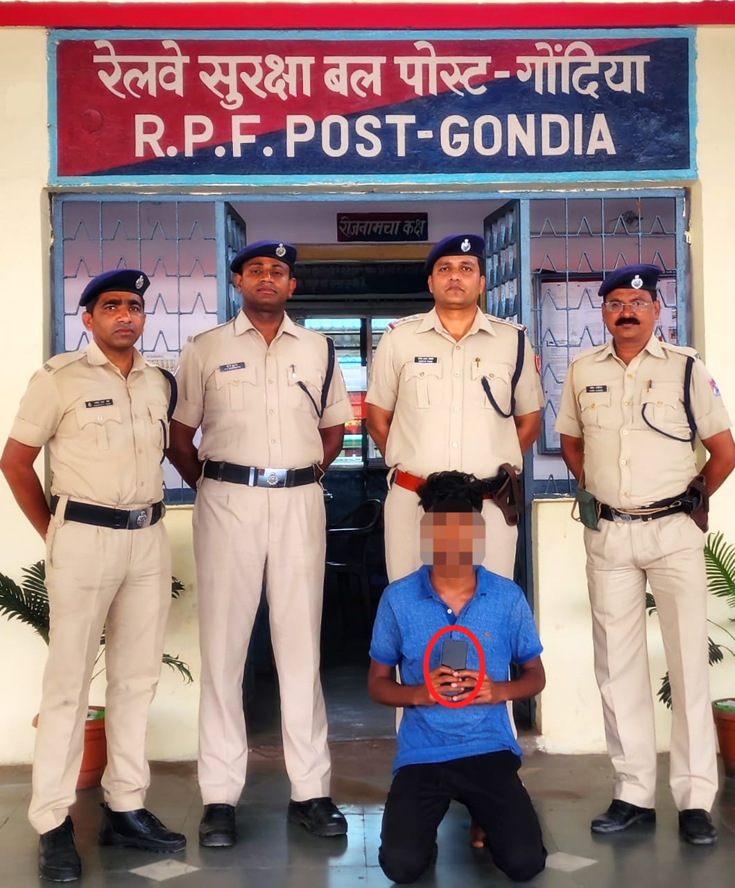 गोंदिया बरौनी एक्सप्रेस से एक यात्री का मोबाइल चुराकर भाग रहे शातिर चोर को ट्रेन एस्कॉर्ट ड्यूटी कर रहे आरपीएफ गोंदिया के जवानों ने दबोचा