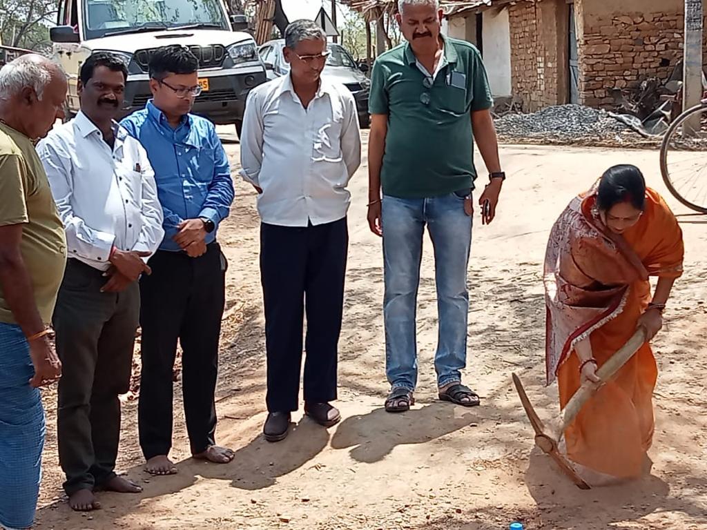 एनटीपीसी सीपत द्वारा नैगम सामाजिक दायित्व के तहत प्रभावित ग्रामों में सीसी रोड एवं डब्ल्यूबीएम रोड का भूमिपूजन