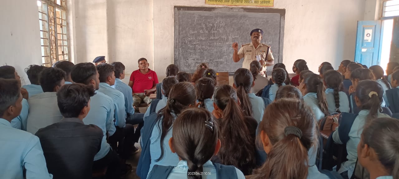 रेलवे सुरक्षा बल नागभीड़ द्वारा रेलगाड़ियों में पत्थरबाजी की घटना को रोकने हेतु स्कूल के बच्चों को भी किया जागरूक