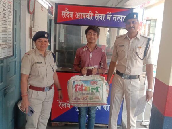 हज़ारों का गुम हुआ सामान रेसुब रायपुर ने रेल यात्रियों के सुपुर्द किया