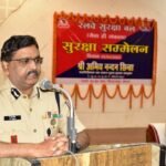 प्रधान मुख्य सुरक्षा आयुक्त SECR  ए एन सिन्हा के हाथों रेसुब के 8 अच्छे कार्य करने वाले सदस्यों को पदक मिला