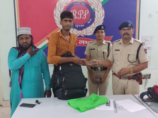 आरपीएफ बिलासपुर ने पेश किया ईमानदारी का मिसाल लौटाया यात्री का खोया बैग तथा पैसा