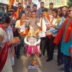 भाजपा दक्षिण मंडल बिलासपुर  के कार्यकर्ताओ ने भ्रष्टाचार के विरोध में पुतला दहन किया