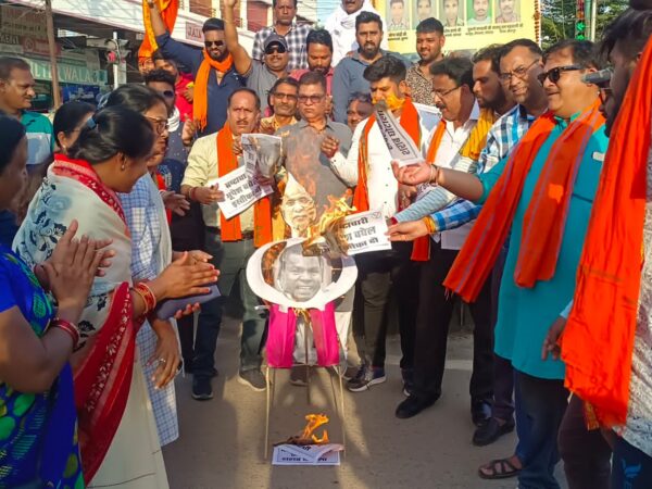 भाजपा दक्षिण मंडल बिलासपुर  के कार्यकर्ताओ ने भ्रष्टाचार के विरोध में पुतला दहन किया