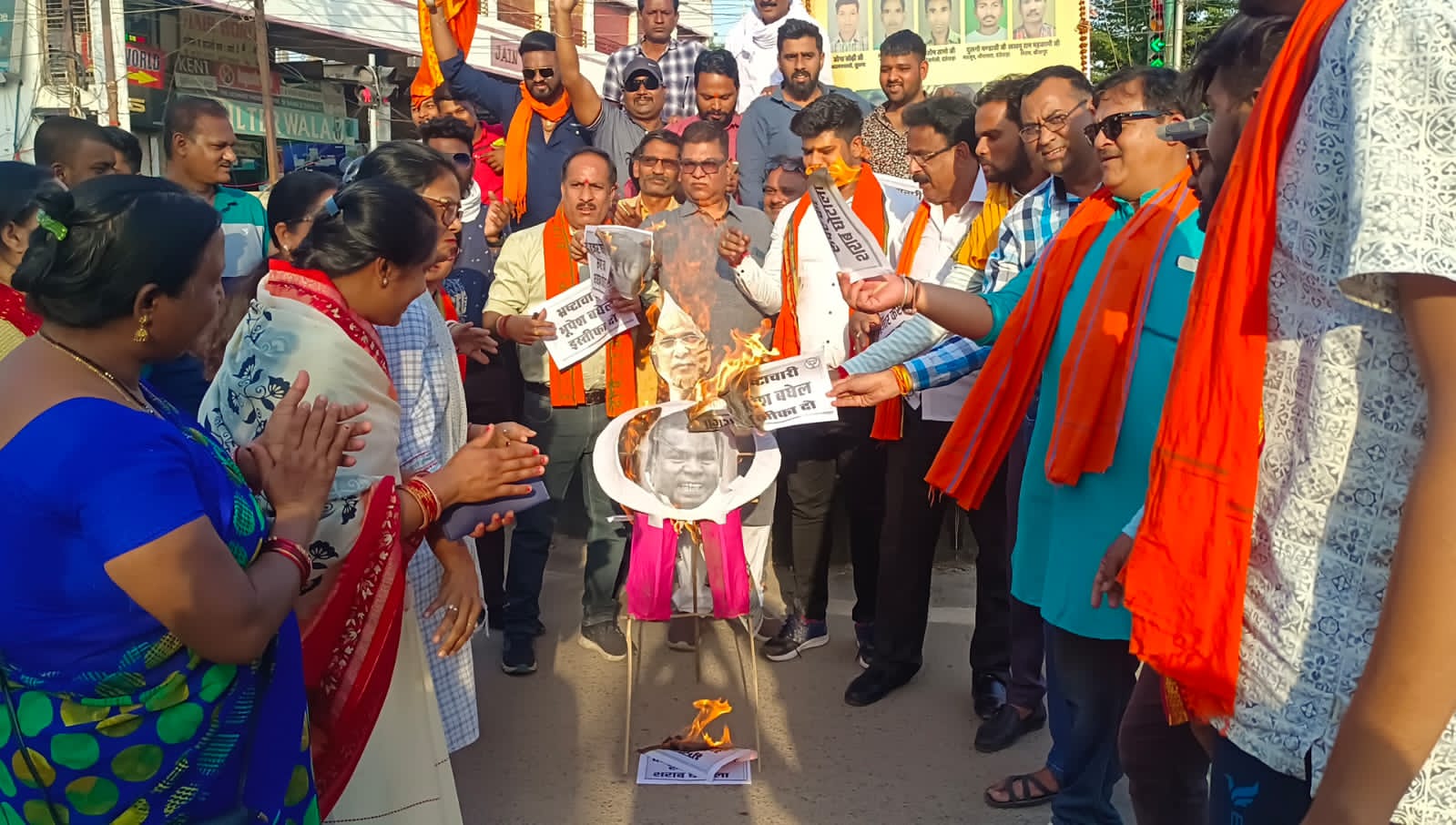 भाजपा दक्षिण मंडल बिलासपुर  के कार्यकर्ताओ ने भ्रष्टाचार के विरोध में पुतला दहन किया