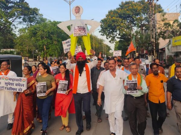 2000 करोड़ का शराब घोटाला के खिलाफ भाजपा पश्चिम मंडल ने भुपेश सरकार का पुतला फूका