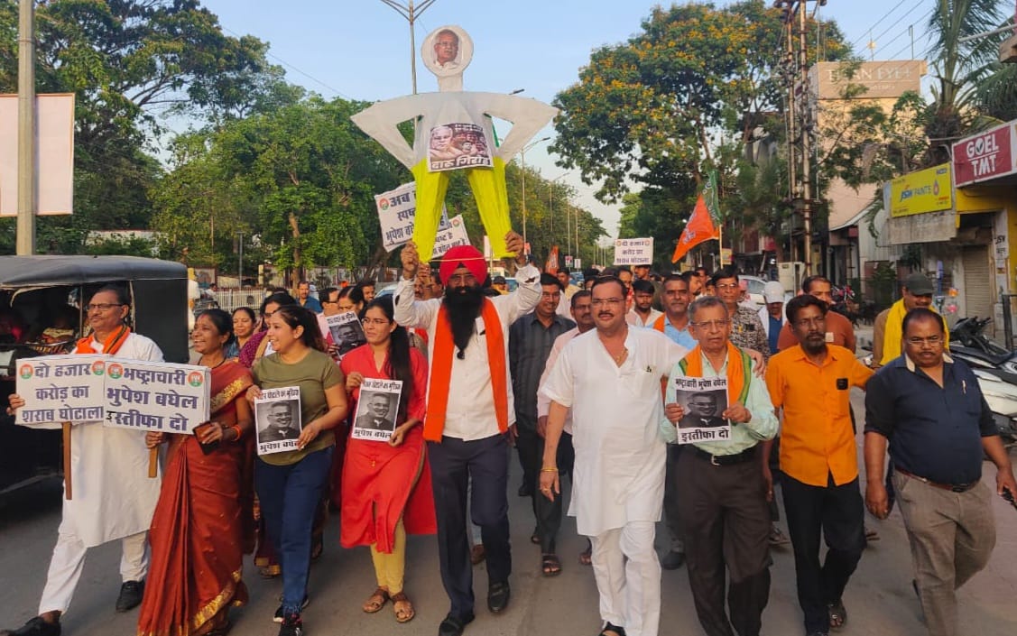 2000 करोड़ का शराब घोटाला के खिलाफ भाजपा पश्चिम मंडल ने भुपेश सरकार का पुतला फूका
