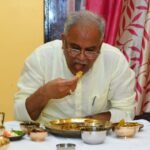 मुख्यमंत्री ने ग्राम सीपत निवासी सेवानिवृत्त प्रधान पाठक गुहाराम के घर स्वादिष्ट छत्तीसगढ़ी व्यंजन का चखा स्वाद