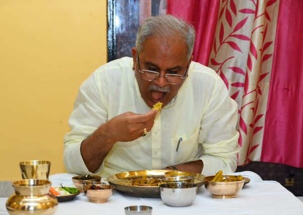 मुख्यमंत्री ने ग्राम सीपत निवासी सेवानिवृत्त प्रधान पाठक गुहाराम के घर स्वादिष्ट छत्तीसगढ़ी व्यंजन का चखा स्वाद