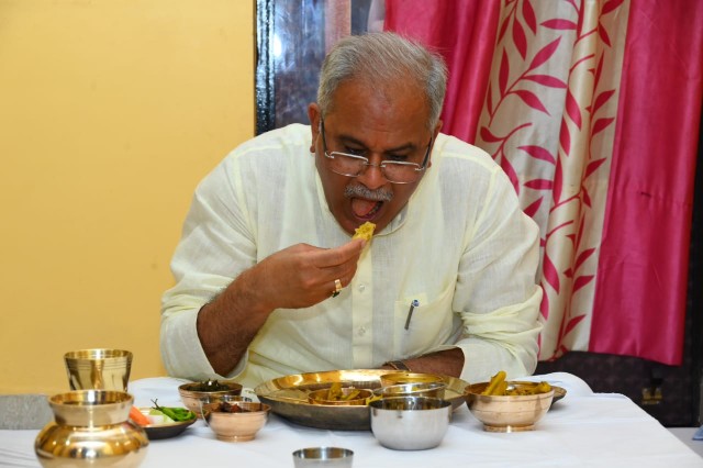 मुख्यमंत्री ने ग्राम सीपत निवासी सेवानिवृत्त प्रधान पाठक गुहाराम के घर स्वादिष्ट छत्तीसगढ़ी व्यंजन का चखा स्वाद