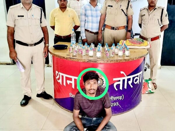 34बोतल देशी शराब आरपीएफ बिलासपुर तथा पुलिस थाना तोरवा की संयुक्त कार्रवाई में एक व्यक्ति को पकड़ा