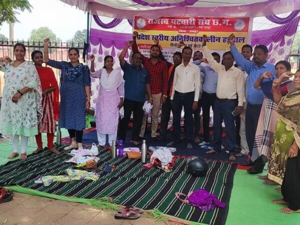*छग पटवारी संघ का अनिश्चित कालीन हड़ताल 6 वें दिन भी जारी, 8 सूत्रीय मांगों को लेकर अनिश्चित कालीन हड़ताल पर हैं पटवारी*  *प्रांतीय उपाध्यक्ष फारूक जावेद हड़ताली पटवारियों का उत्साह बढ़ाने और समर्थन देने पहुँच रहे है ब्लॉक मुख्यालय*