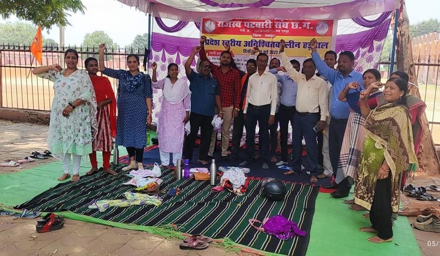 *छग पटवारी संघ का अनिश्चित कालीन हड़ताल 6 वें दिन भी जारी, 8 सूत्रीय मांगों को लेकर अनिश्चित कालीन हड़ताल पर हैं पटवारी*  *प्रांतीय उपाध्यक्ष फारूक जावेद हड़ताली पटवारियों का उत्साह बढ़ाने और समर्थन देने पहुँच रहे है ब्लॉक मुख्यालय*