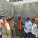 नूतन चौक में कांग्रेसी नेताओं को फायदा पहुँचाने कराए जा रहे अवैध काम्प्लेक्स के पुनः प्रारंभ हुए निर्माण कार्य को बंद करवाने पहुँचे भाजपाई