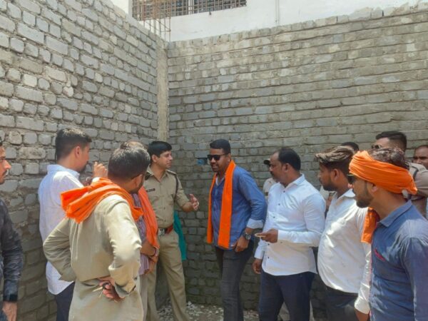 नूतन चौक में कांग्रेसी नेताओं को फायदा पहुँचाने कराए जा रहे अवैध काम्प्लेक्स के पुनः प्रारंभ हुए निर्माण कार्य को बंद करवाने पहुँचे भाजपाई