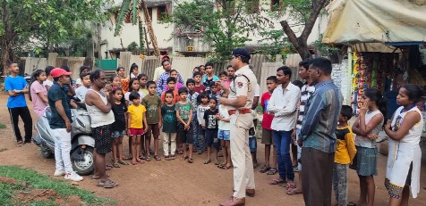 रेसुब रायपुर ने आमजनों और रेल यात्रियों को जगरुकता अभियान चलाकर रेल यातायात के प्रति गंभीरता से लेने की समझाइश दी