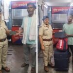 रेलवे सुरक्षा बल रायपुर ने सुरक्षित लौटाया यात्रियों का ट्रेन में छुटा मोबाईल एवं बैग