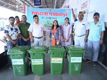 स्वच्छता पखवाड़ा के अंतर्गत एनटीपीसी लारा ने रायगढ़ स्टेशन को स्वच्छता कीट प्रदान किया