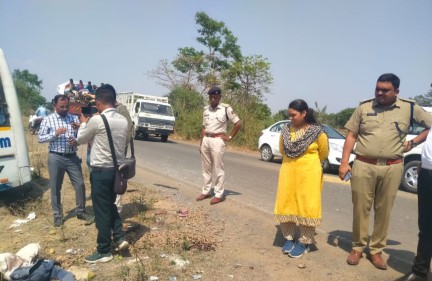 घरघोड़ा सड़क दुर्घटना में लापरवाह बस चालक पर एफआईआर, दुर्घटनास्थल का ज़िला स्तरीय इंटर डिपार्टमेंट ट्रैफिक लीड एजेंसी ने किया निरीक्षण….