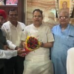 लायंस क्लब के पदाधिकारी शपथ ग्रहण समारोह में आमंत्रित करने अमर अग्रवाल के पास पहुंचे —–