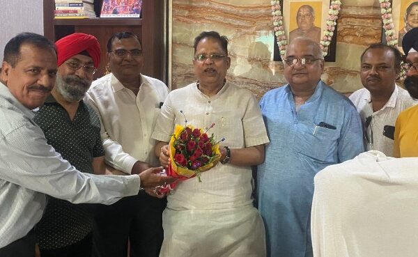 लायंस क्लब के पदाधिकारी शपथ ग्रहण समारोह में आमंत्रित करने अमर अग्रवाल के पास पहुंचे —–